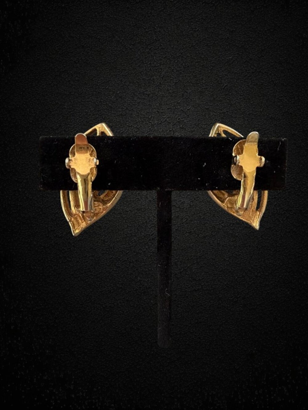 Vintage Trifari Leaf Gold Tone Design Clip-On Earrings Textured Openwork Retro - Picture 2 of 3